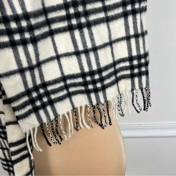 Burberry Ivory Off White Nova
Check Cashmere Classic Scarf *FLAWED - Picture 9 of 10